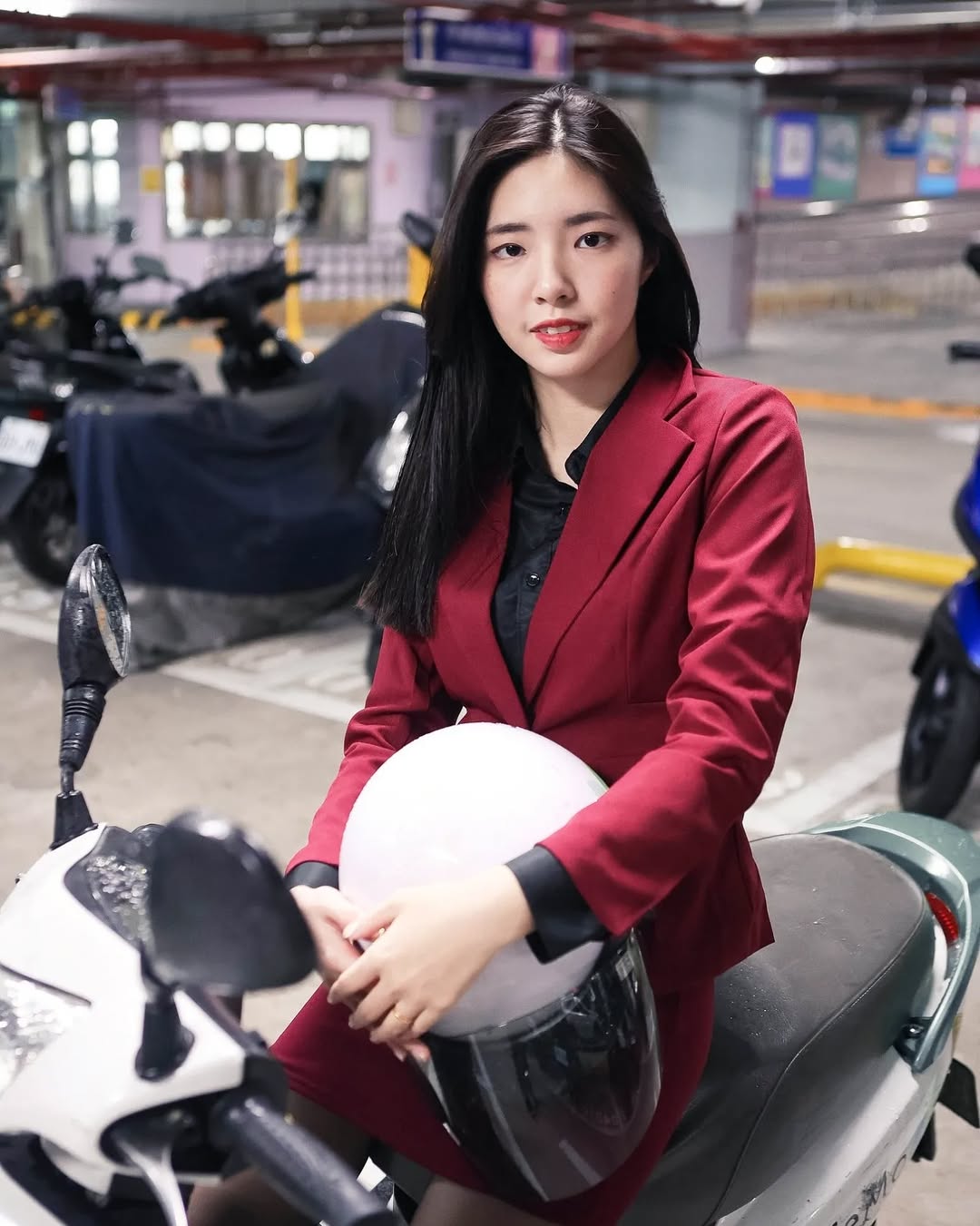 【正妹】溜溜黑丝制服电动车美照，又充满独特的魅力！