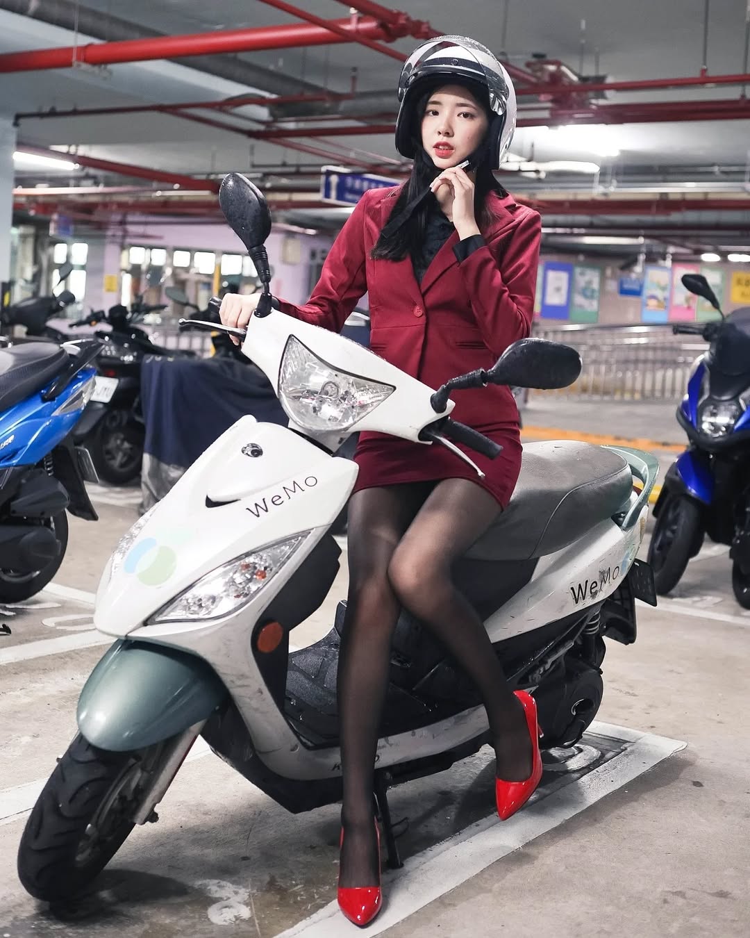 【正妹】溜溜黑丝制服电动车美照，又充满独特的魅力！