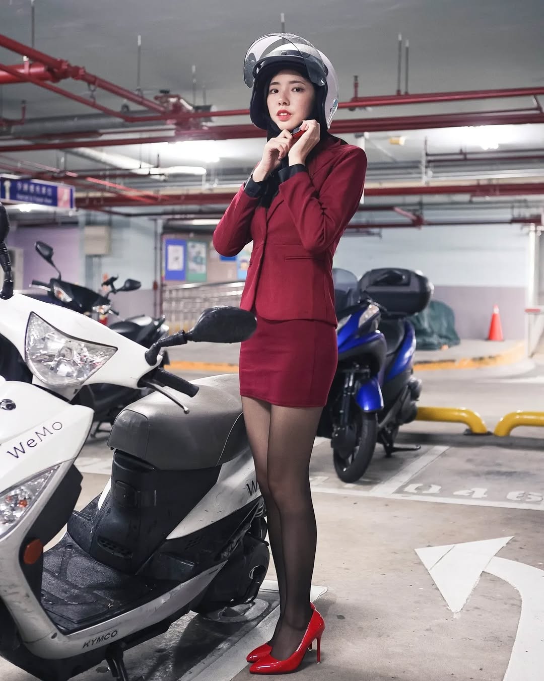 【正妹】溜溜黑丝制服电动车美照，又充满独特的魅力！