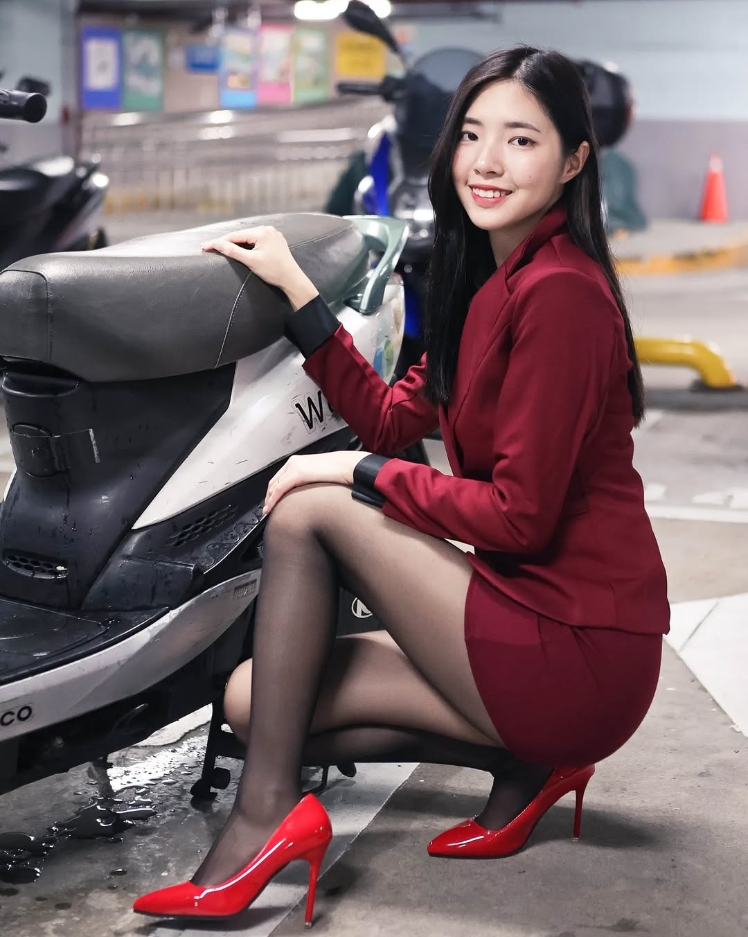 【正妹】溜溜黑丝制服电动车美照，又充满独特的魅力！