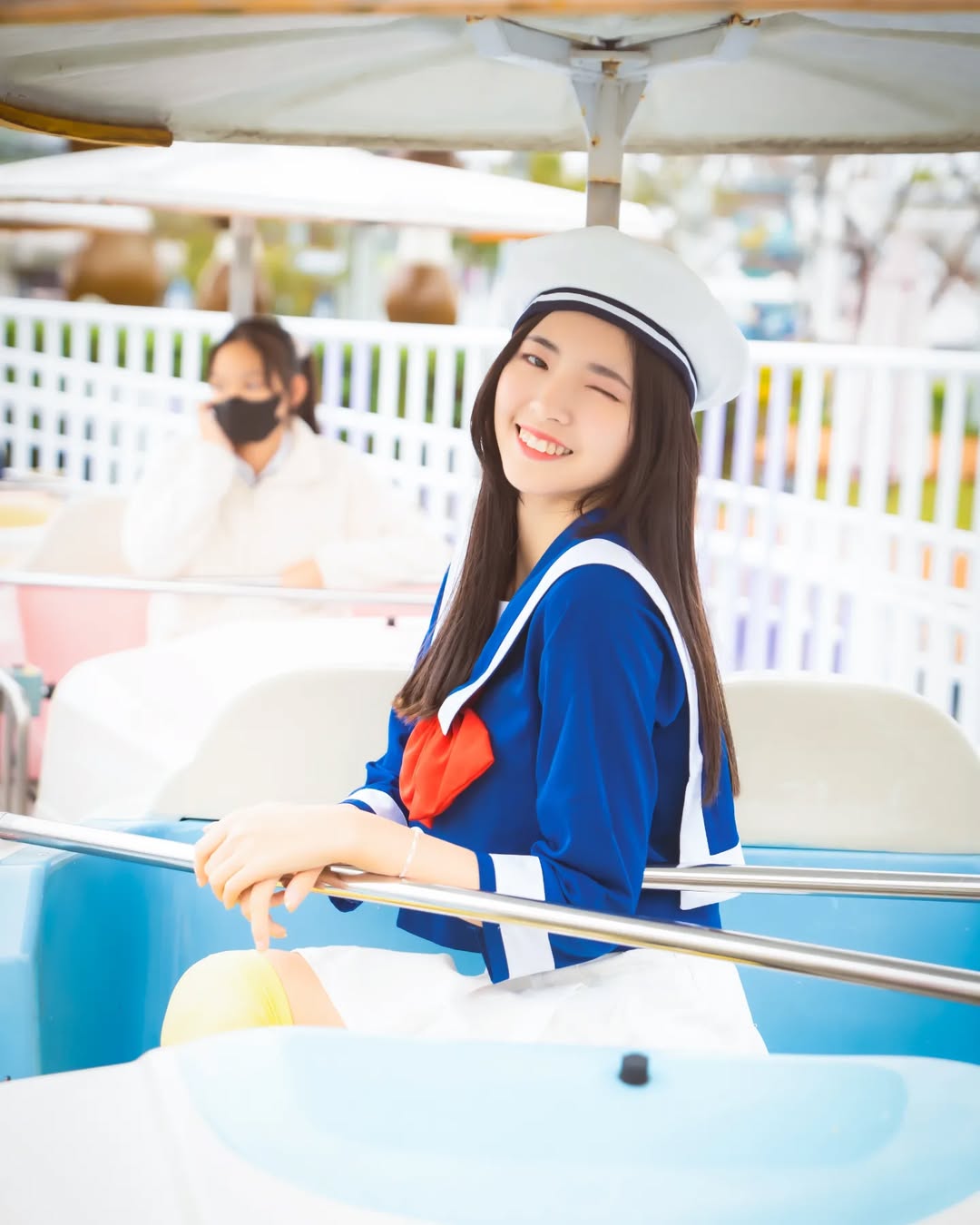 【正妹】溜溜水手服游乐园美照,在轻柔晨光中被世界唤醒!