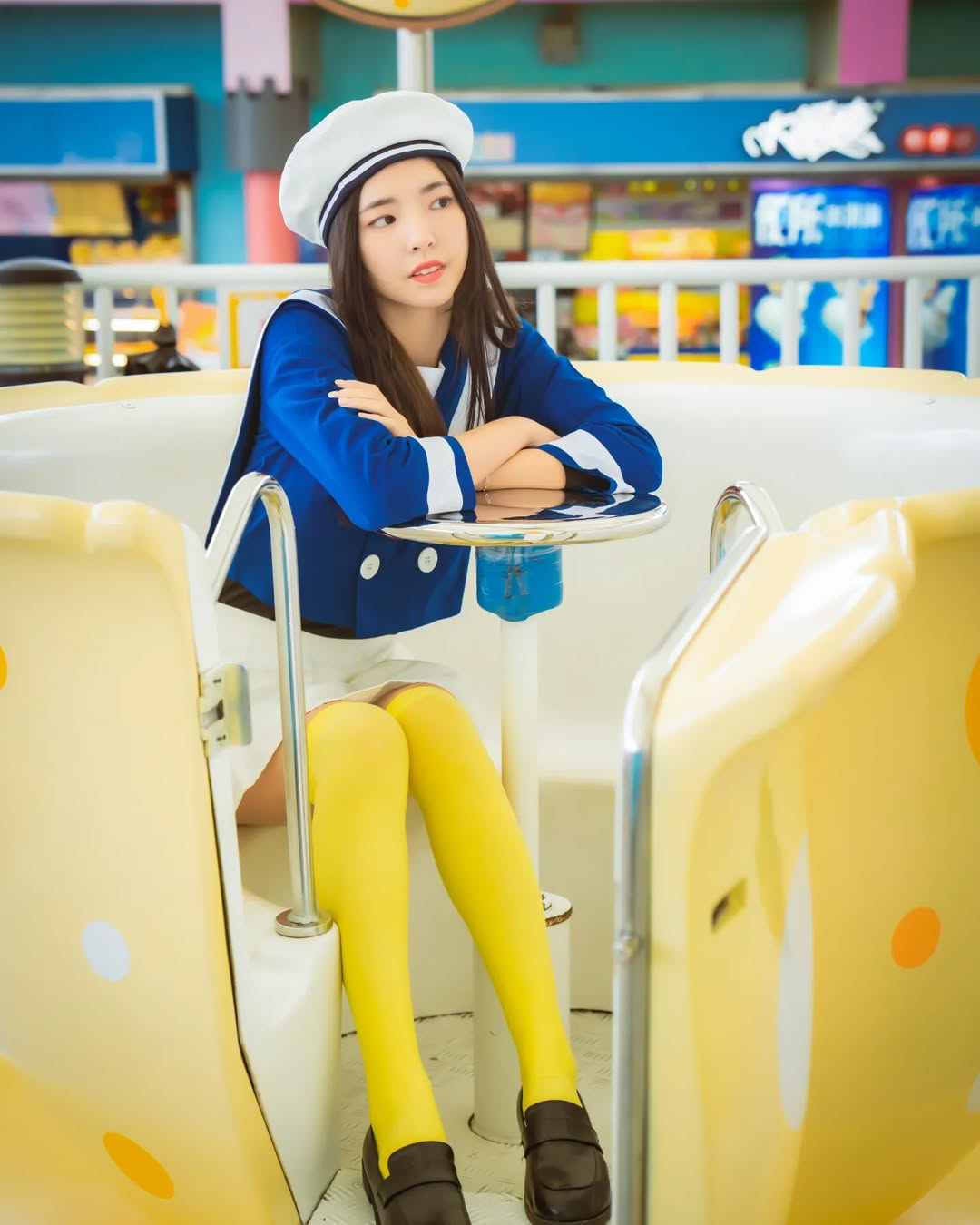 【正妹】溜溜水手服游乐园美照，在轻柔晨光中被世界唤醒！