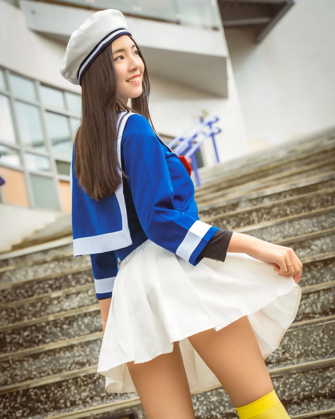 【正妹】溜溜水手服游乐园美照，在轻柔晨光中被世界唤醒！