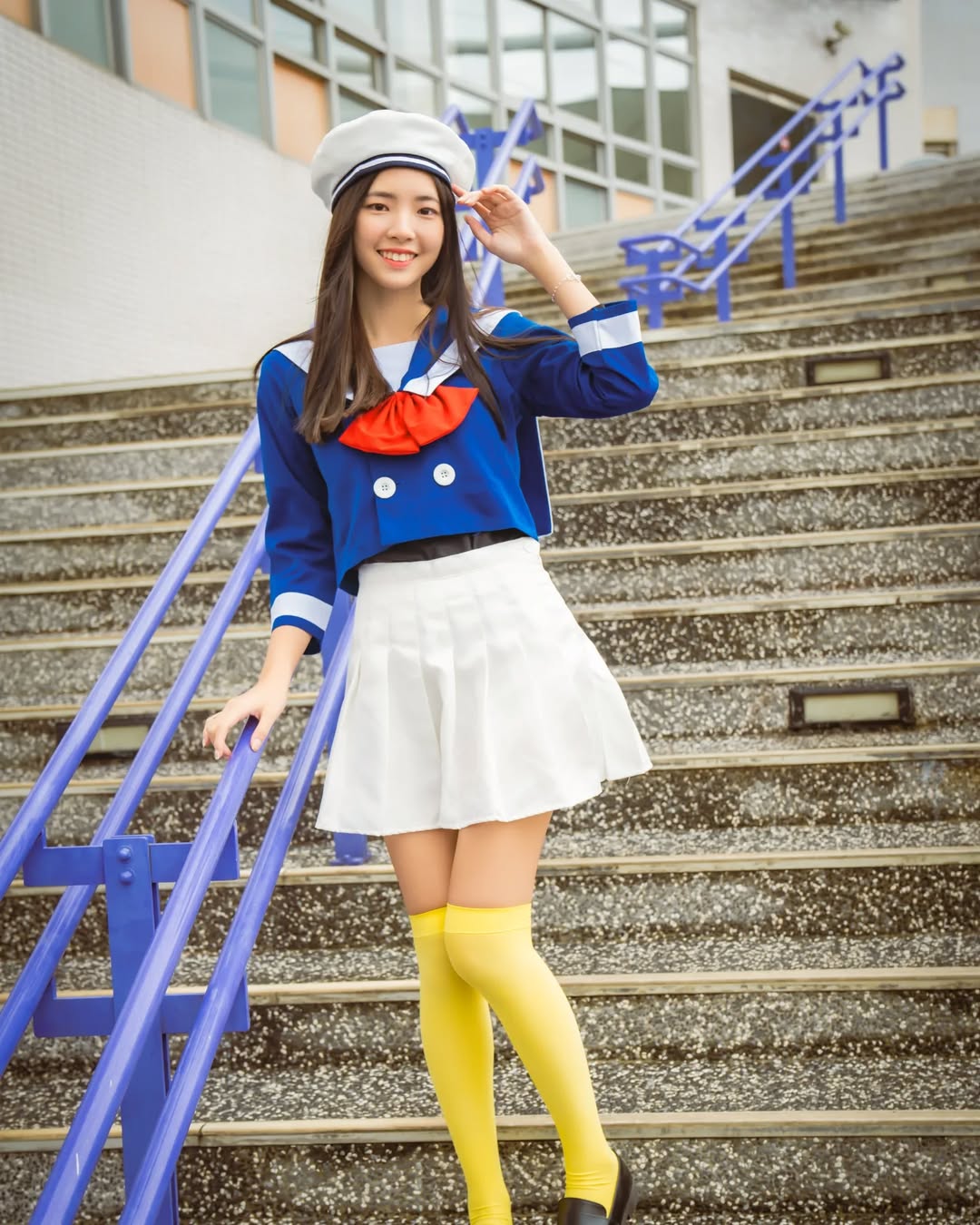 【正妹】溜溜水手服游乐园美照，在轻柔晨光中被世界唤醒！