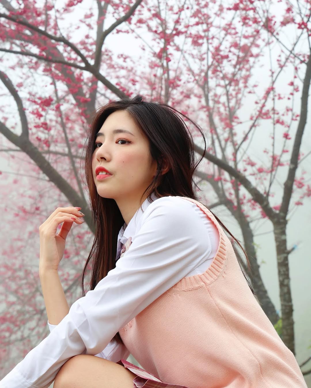 【正妹】溜溜JK制服樱花树下美照，纯真的眼神超美！