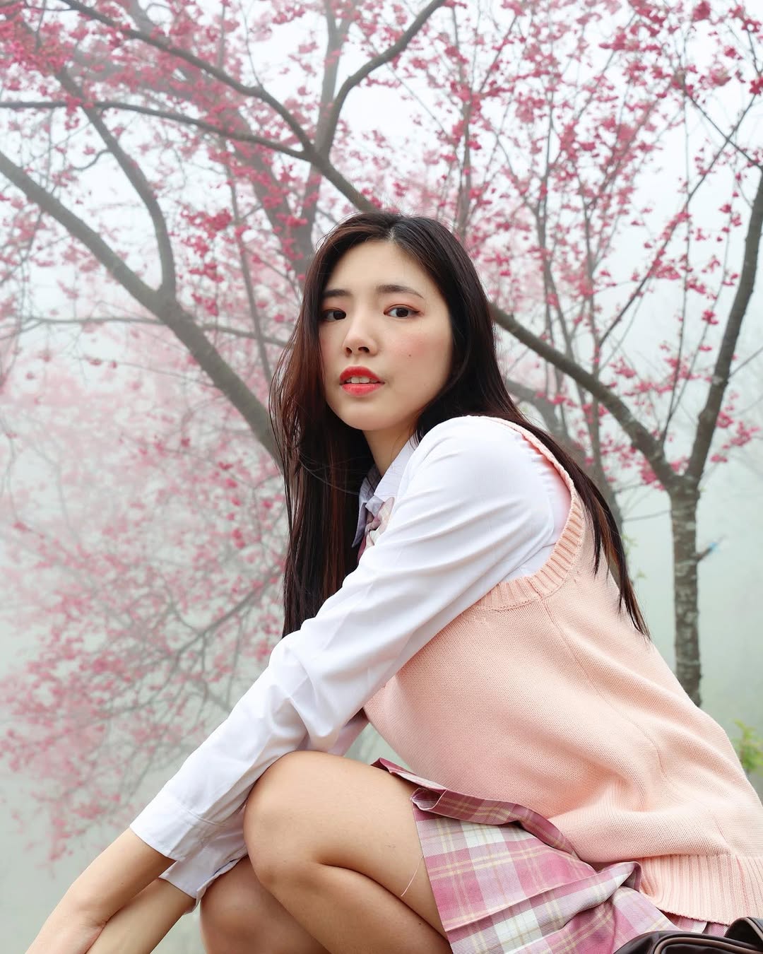 【正妹】溜溜JK制服樱花树下美照，纯真的眼神超美！