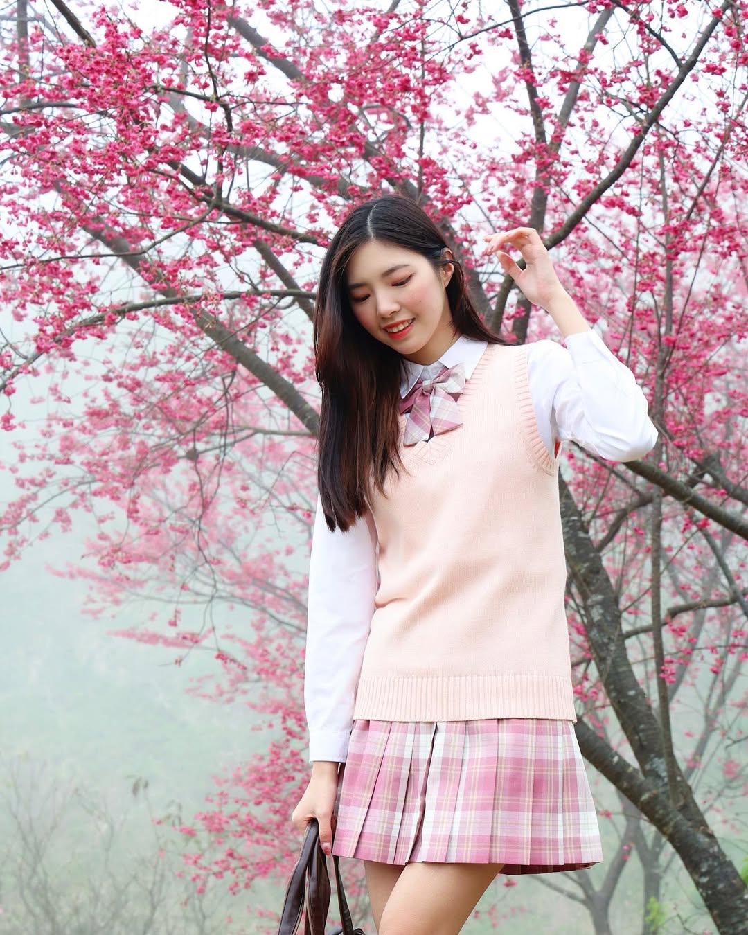【正妹】溜溜JK制服樱花树下美照，纯真的眼神超美！