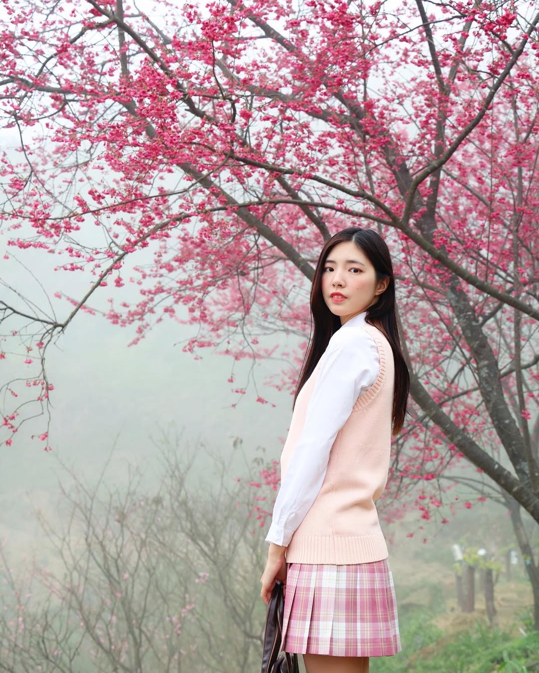 【正妹】溜溜JK制服樱花树下美照，纯真的眼神超美！