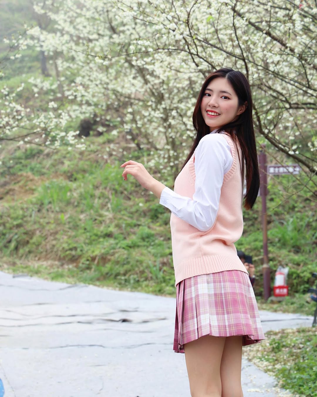 【正妹】溜溜JK制服樱花树下美照，纯真的眼神超美！