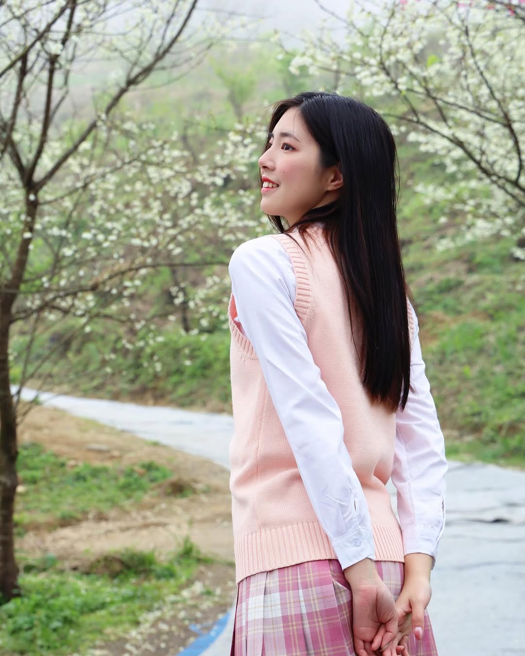 【正妹】溜溜JK制服樱花树下美照，纯真的眼神超美！