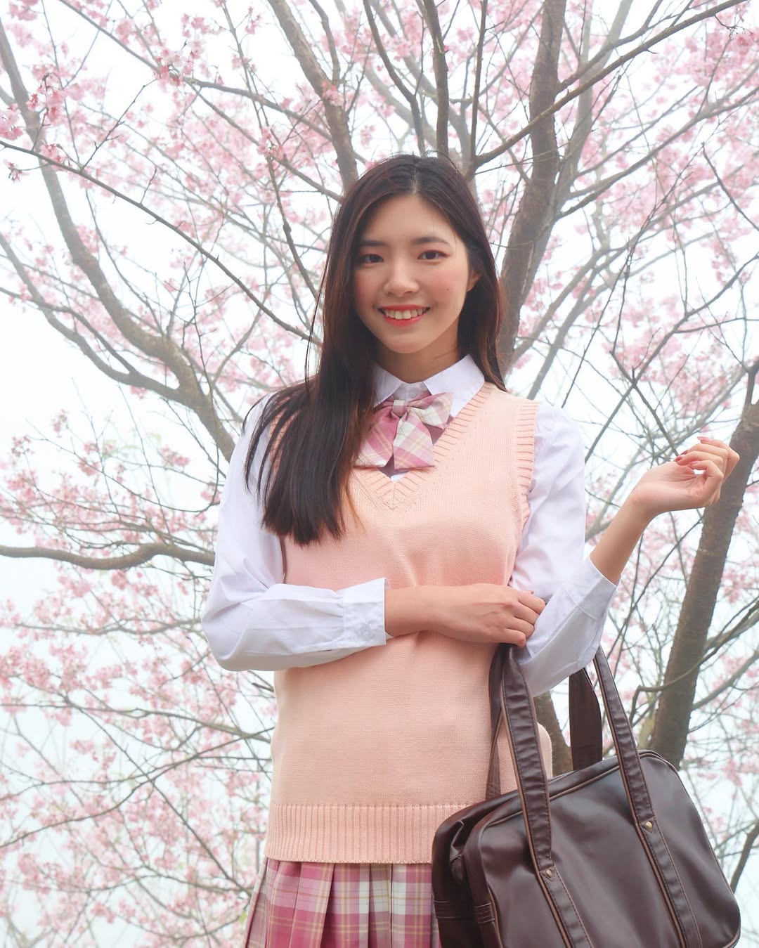 【正妹】溜溜JK制服樱花树下超美，裙摆在微风中轻轻摇曳！