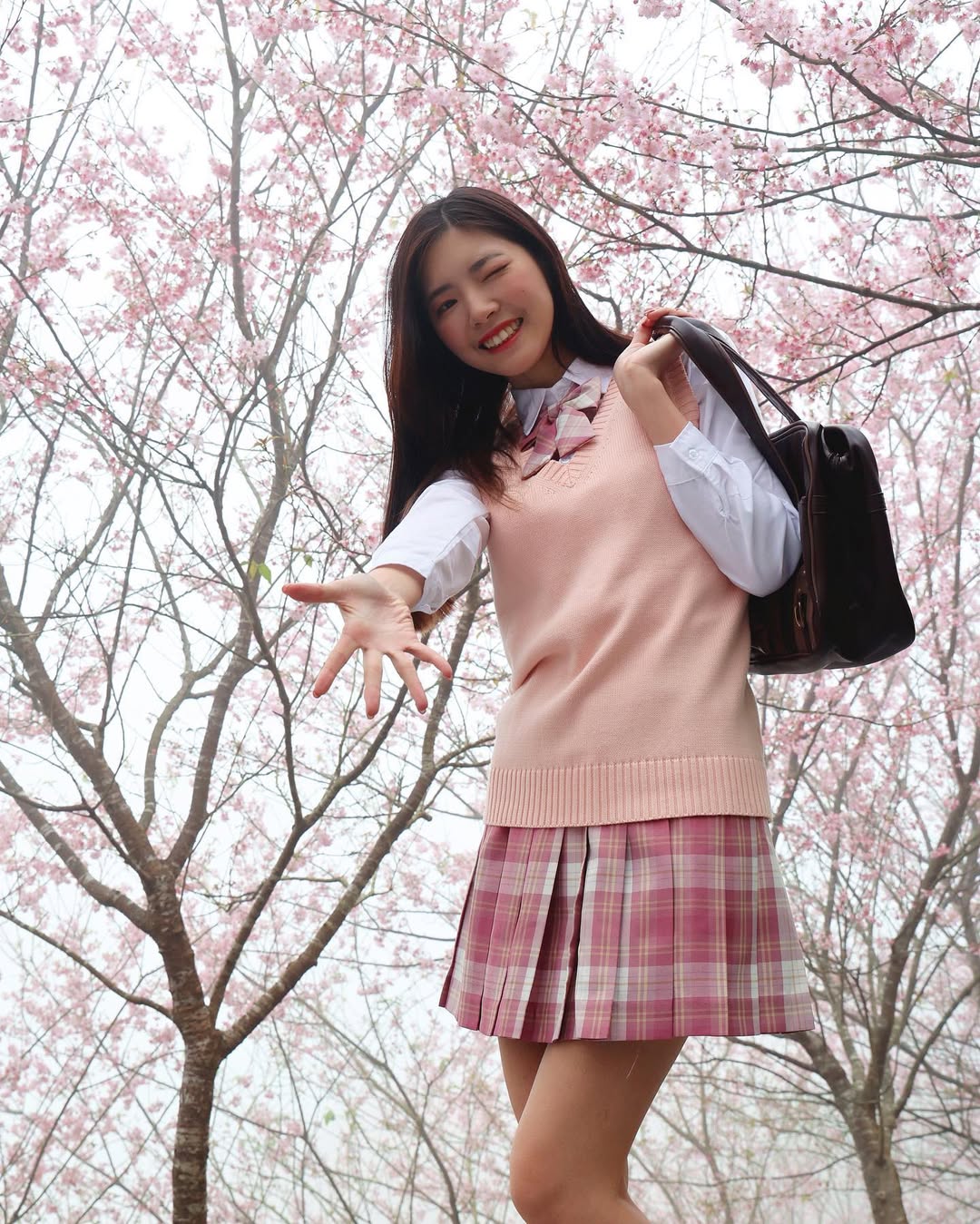 【正妹】溜溜JK制服樱花树下超美，裙摆在微风中轻轻摇曳！