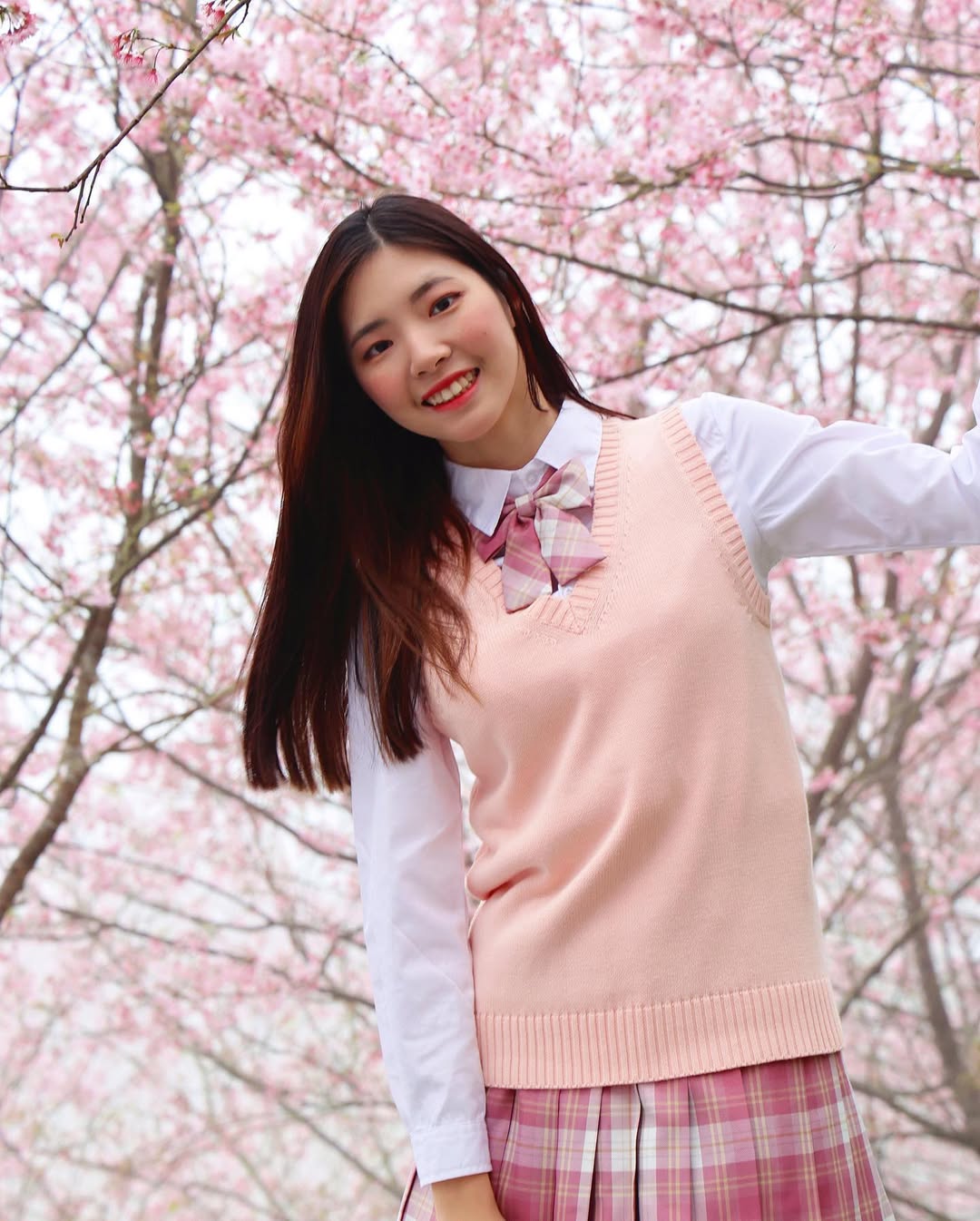 【正妹】溜溜JK制服樱花树下超美,裙摆在微风中轻轻摇曳!