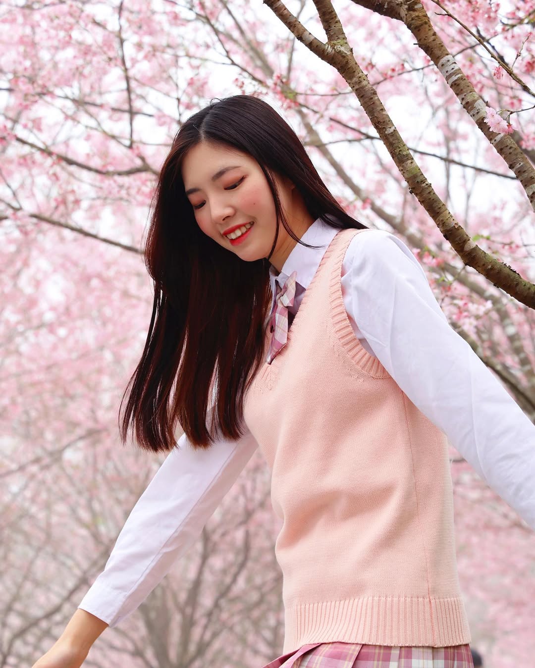 【正妹】溜溜JK制服樱花树下超美，裙摆在微风中轻轻摇曳！