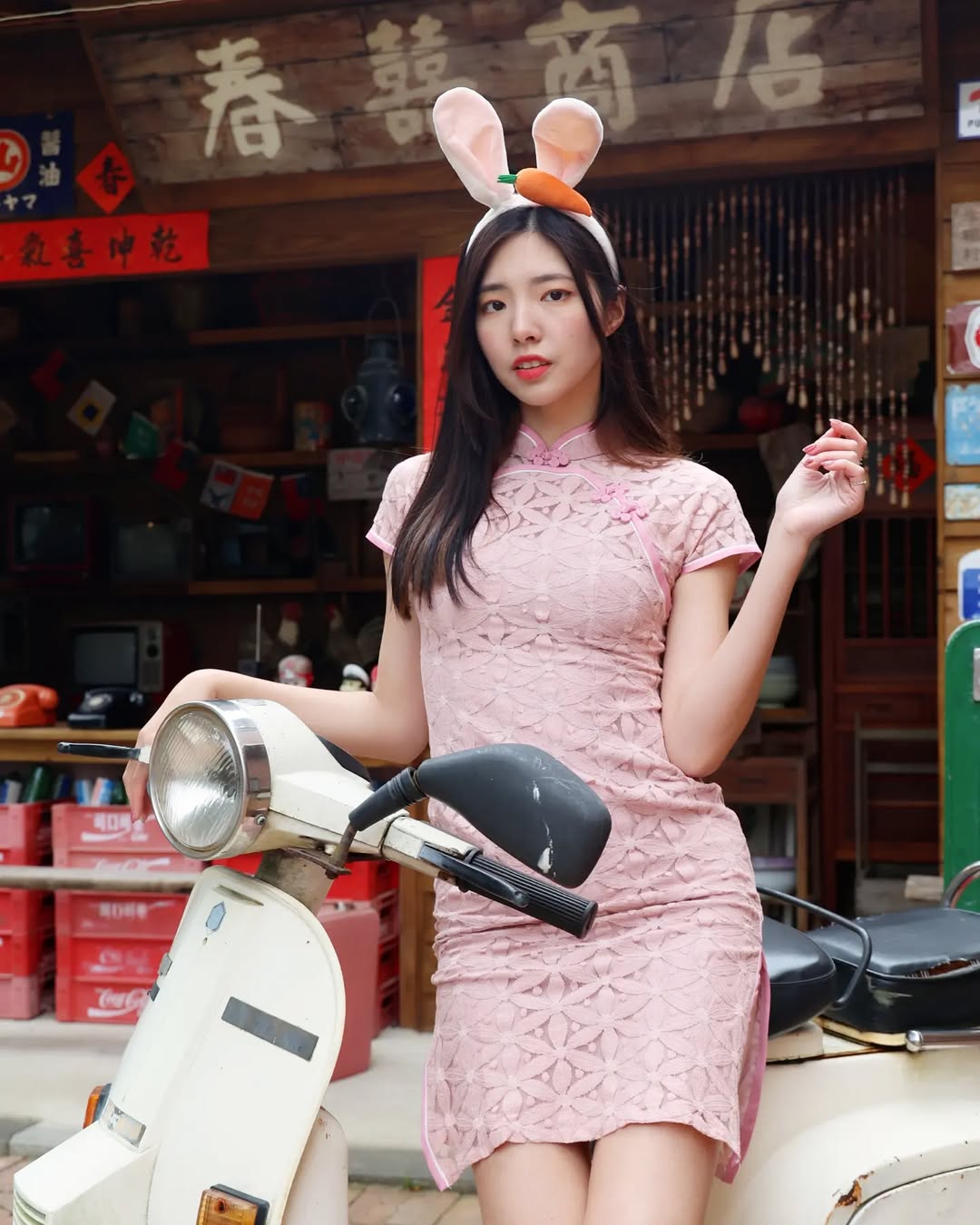 【正妹】溜溜旗袍骑电动车美照，空气中弥漫着甜美与清新！