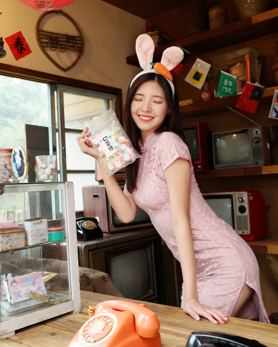 【正妹】溜溜旗袍骑电动车美照，空气中弥漫着甜美与清新！