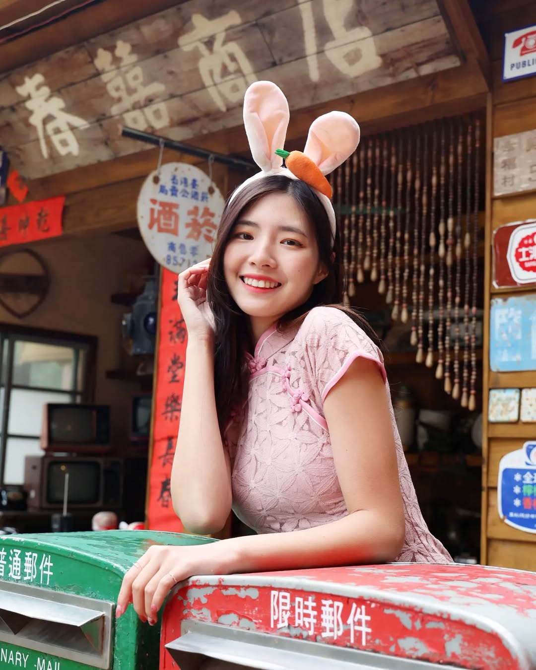 【正妹】溜溜旗袍骑电动车美照,空气中弥漫着甜美与清新!