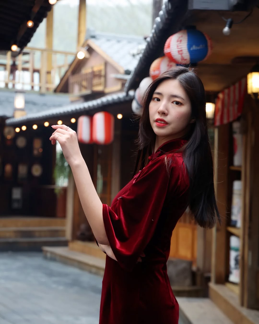 【正妹】溜溜红色旗袍古巷美照，微笑像悄然绽放的花朵！