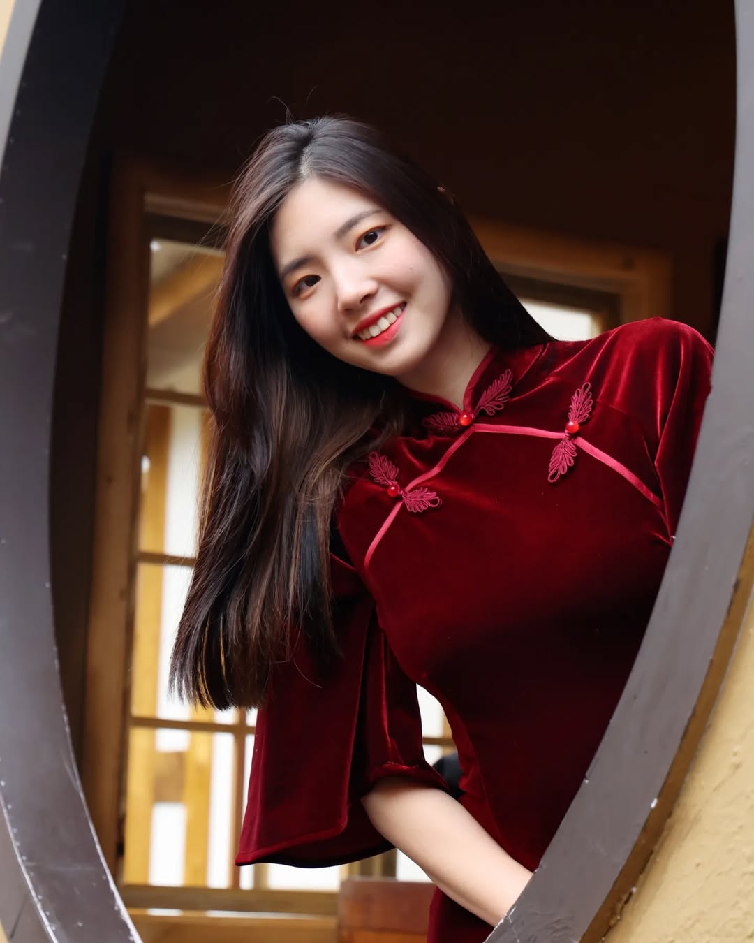 【正妹】溜溜红色旗袍古巷美照，微笑像悄然绽放的花朵！