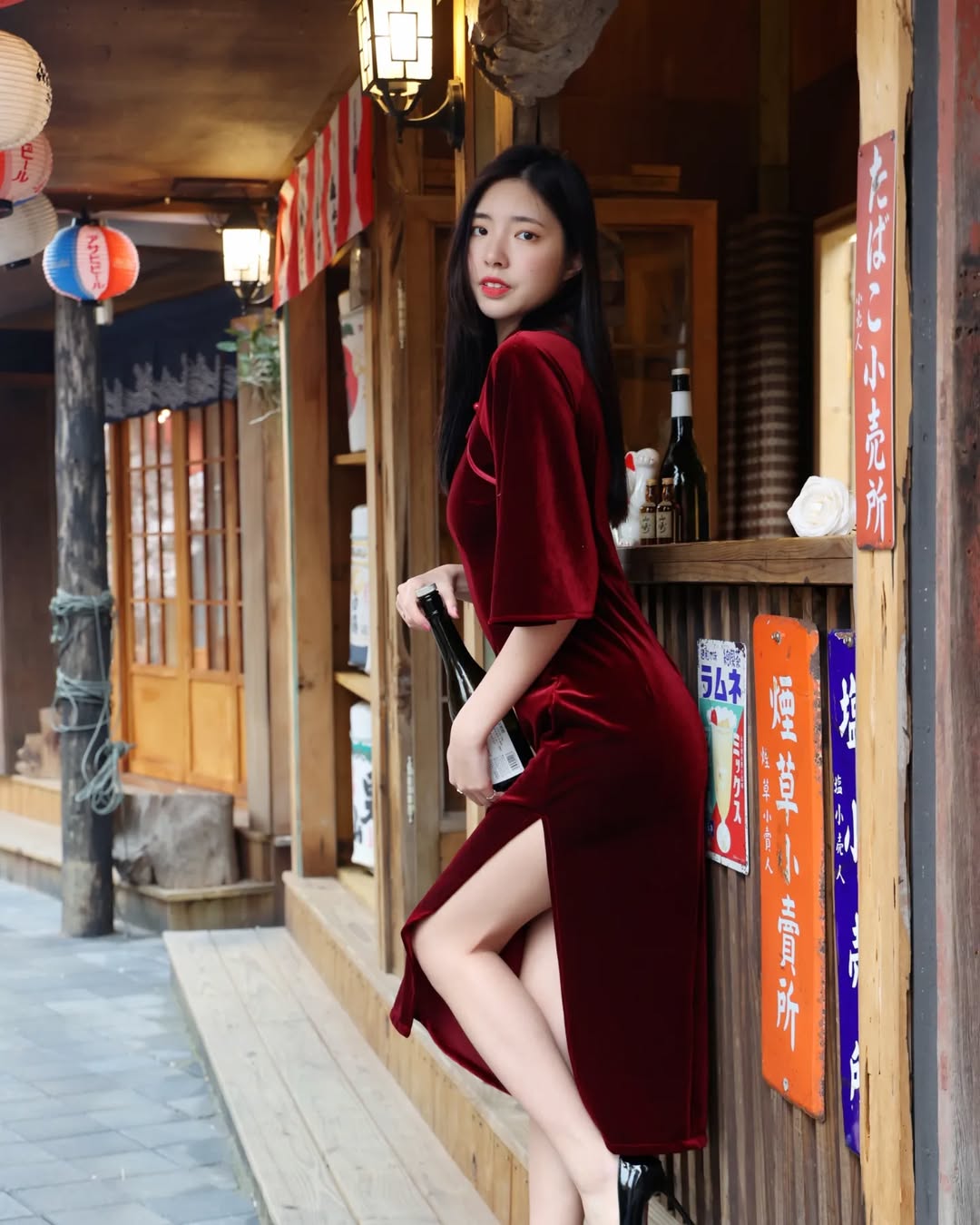 【正妹】溜溜红色旗袍古巷美照，微笑像悄然绽放的花朵！