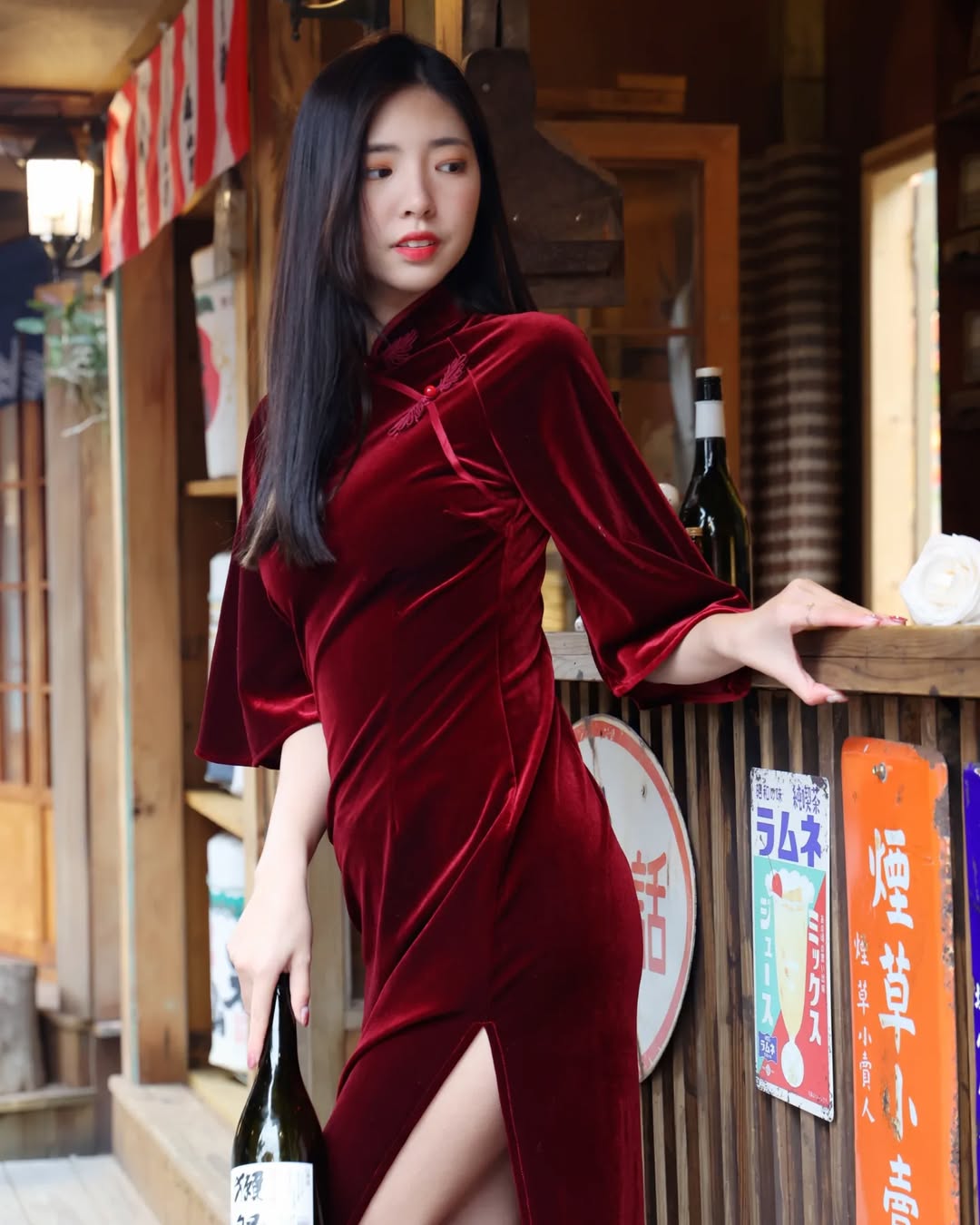 【正妹】溜溜红色旗袍古巷美照，微笑像悄然绽放的花朵！