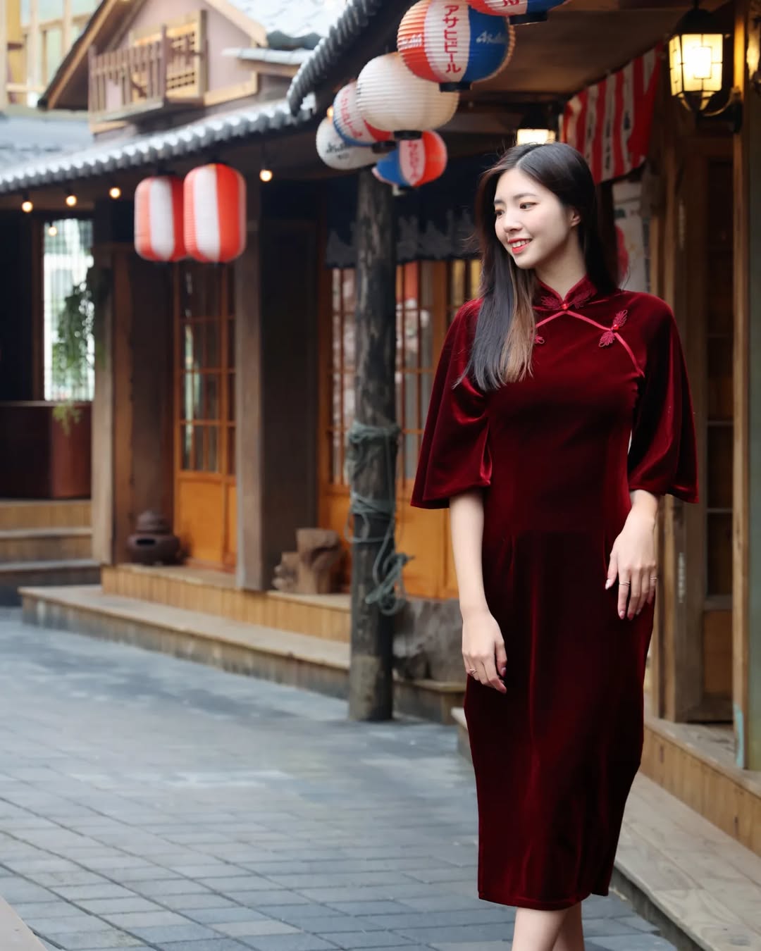 【正妹】溜溜红色旗袍古巷美照，微笑像悄然绽放的花朵！