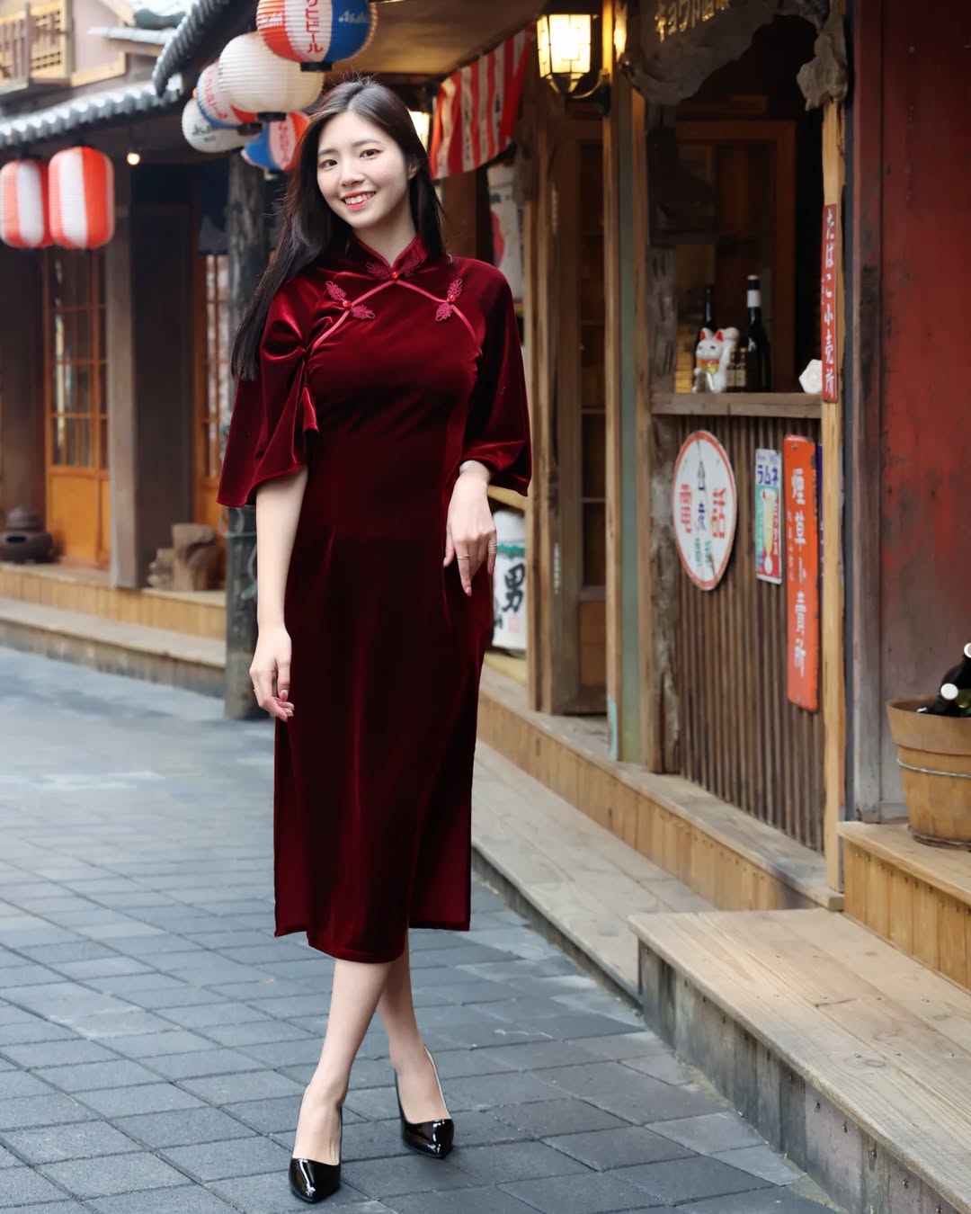 【正妹】溜溜红色旗袍古巷美照，微笑像悄然绽放的花朵！