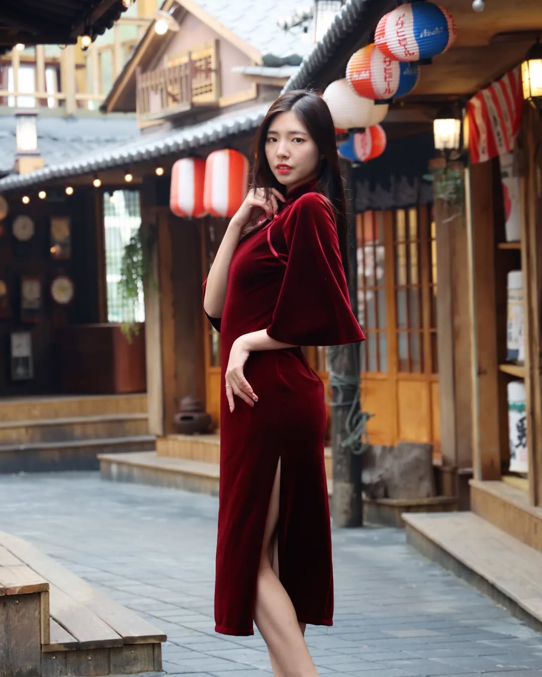 【正妹】溜溜红色旗袍古巷美照，微笑像悄然绽放的花朵！