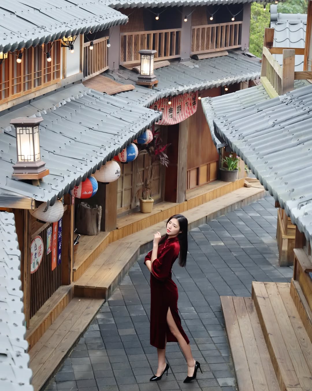 【正妹】溜溜红色旗袍古巷美照，微笑像悄然绽放的花朵！