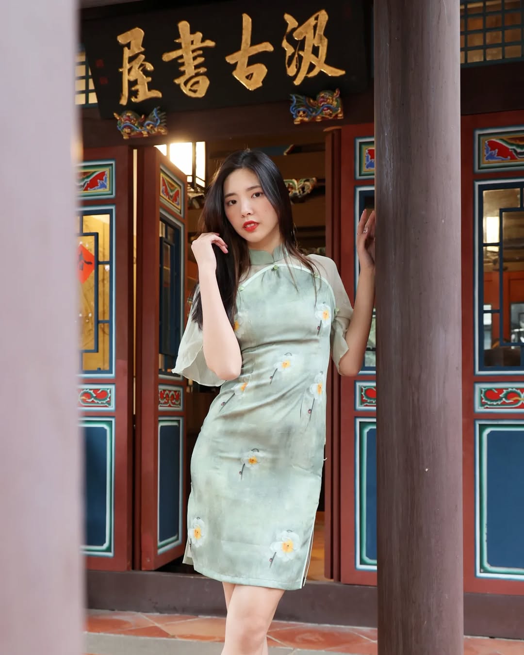 【正妹】溜溜旗袍水乡古巷美照，旧时光里缓缓展开！