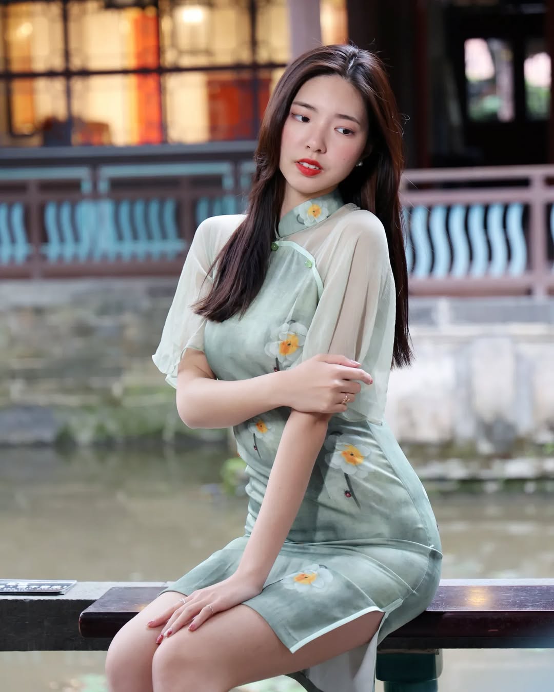 【正妹】溜溜旗袍水乡古巷美照，旧时光里缓缓展开！