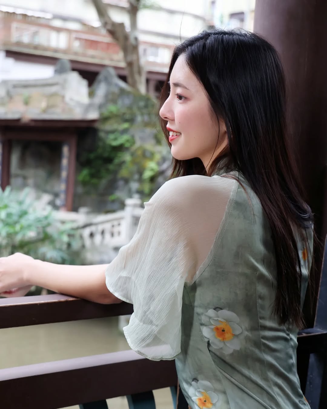 【正妹】溜溜旗袍水乡古巷美照，旧时光里缓缓展开！