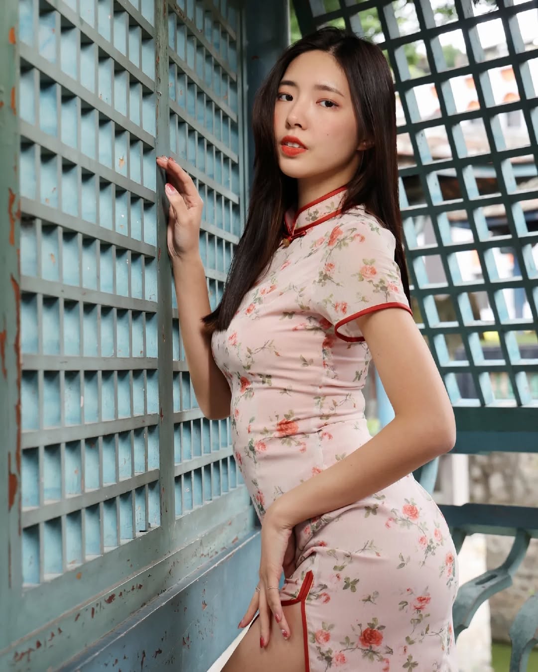 【正妹】溜溜旗袍古宅庭院美照，温柔和岁月的气息！