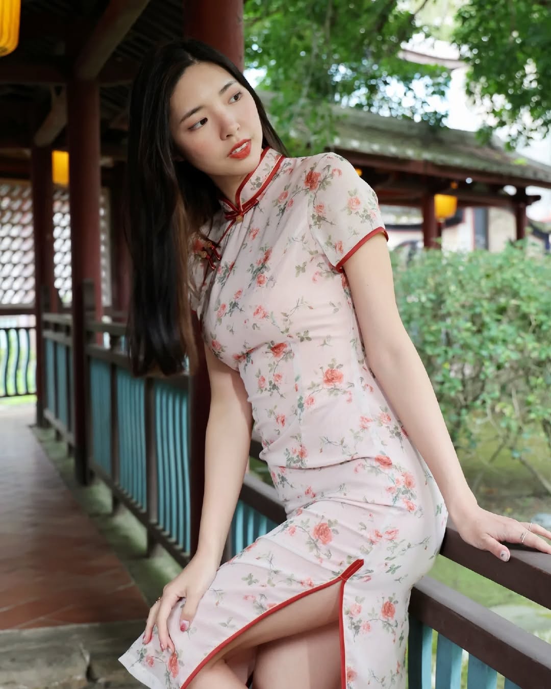 【正妹】溜溜旗袍古宅庭院美照，温柔和岁月的气息！