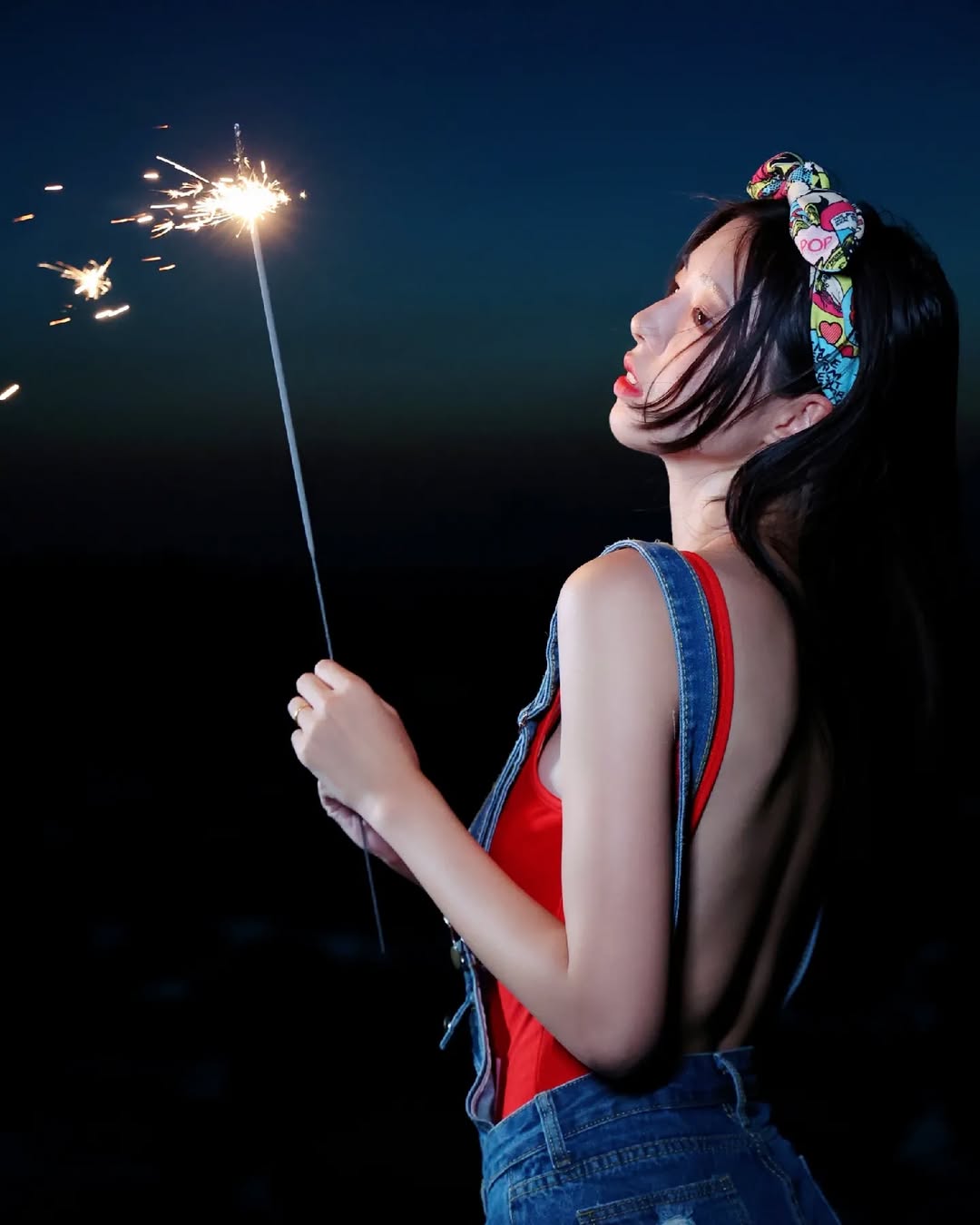 【正妹】溜溜海边放仙女棒美照，脸上带着恰到好处的淡笑！