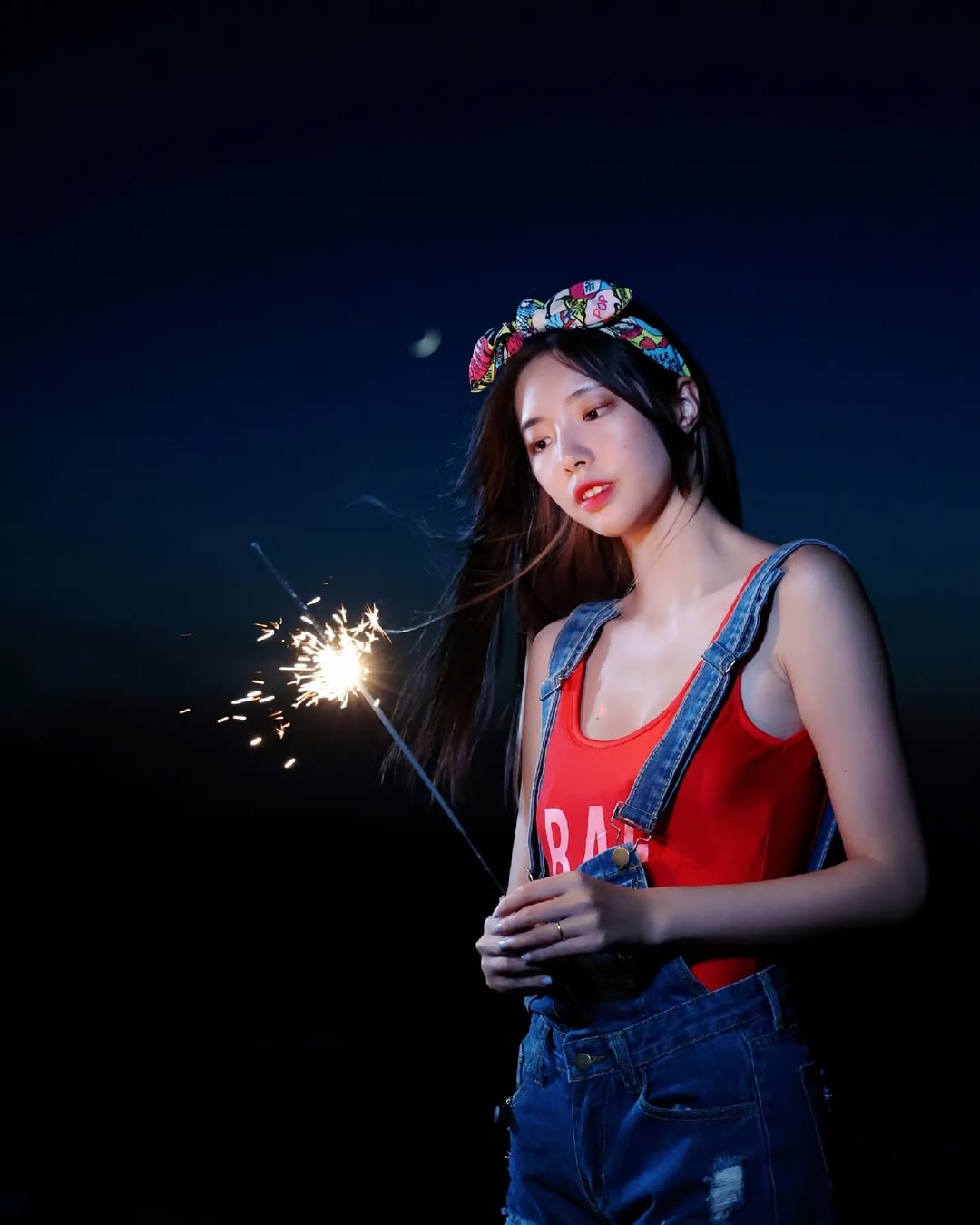 【正妹】溜溜海边放仙女棒美照，脸上带着恰到好处的淡笑！