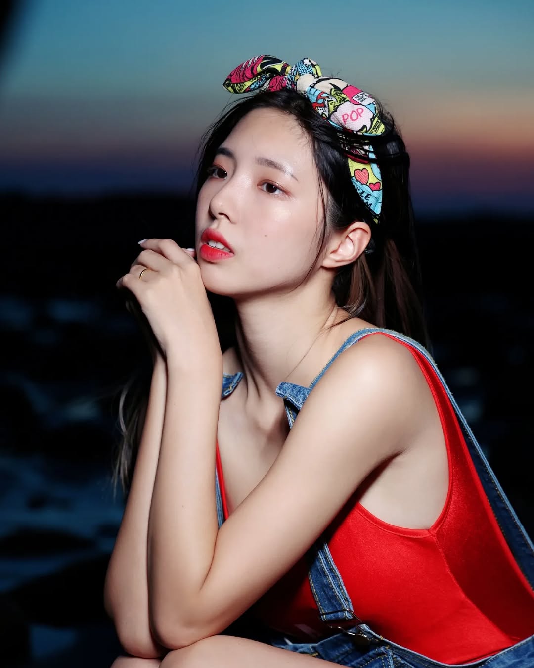 【正妹】溜溜海边放仙女棒美照，脸上带着恰到好处的淡笑！