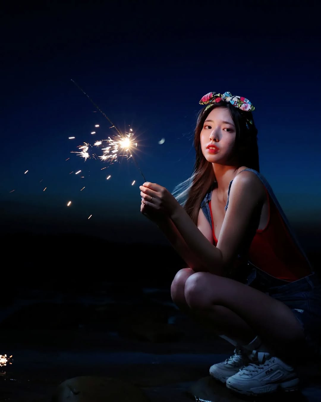 【正妹】溜溜海边放仙女棒美照，脸上带着恰到好处的淡笑！