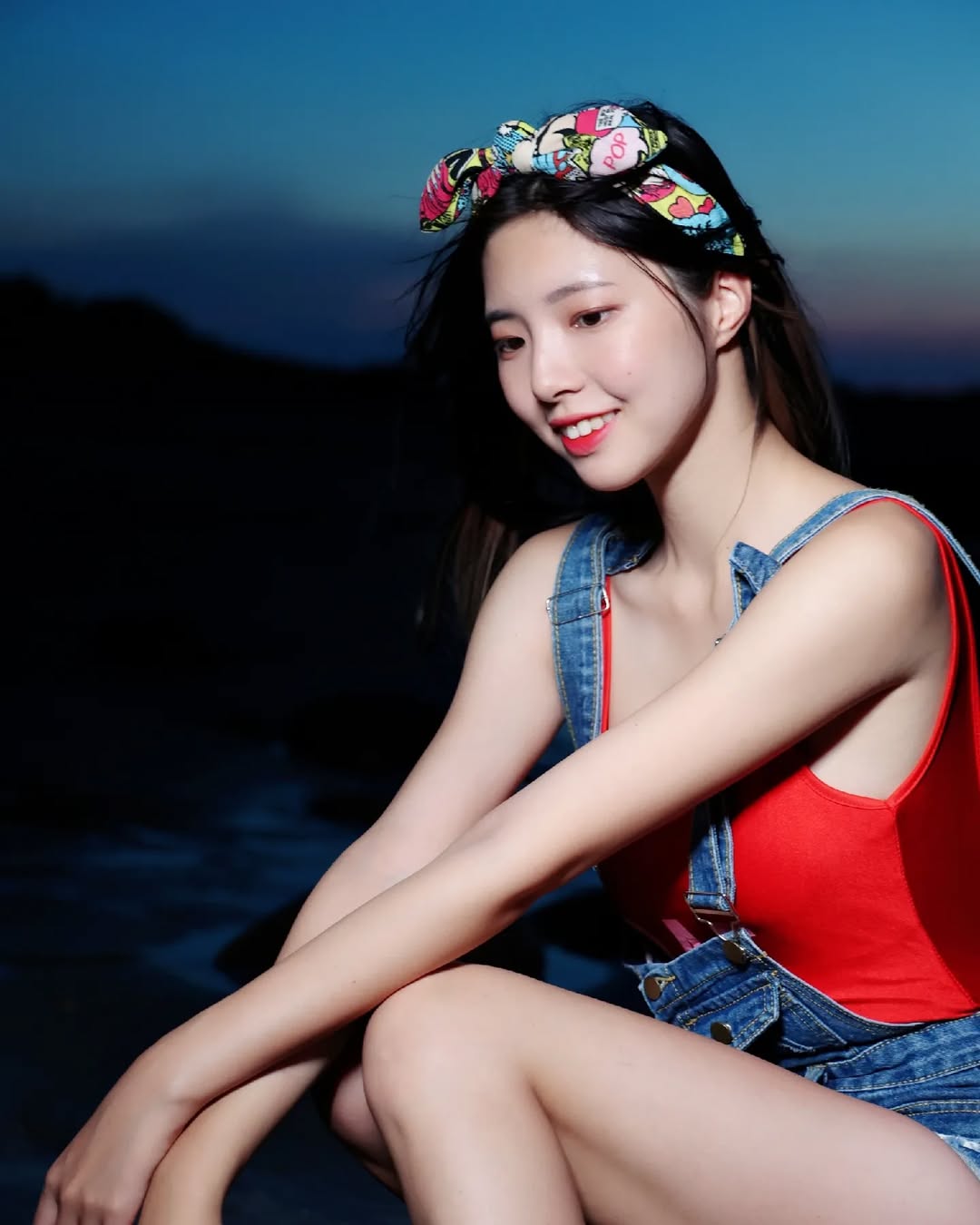 【正妹】溜溜海边放仙女棒美照，脸上带着恰到好处的淡笑！