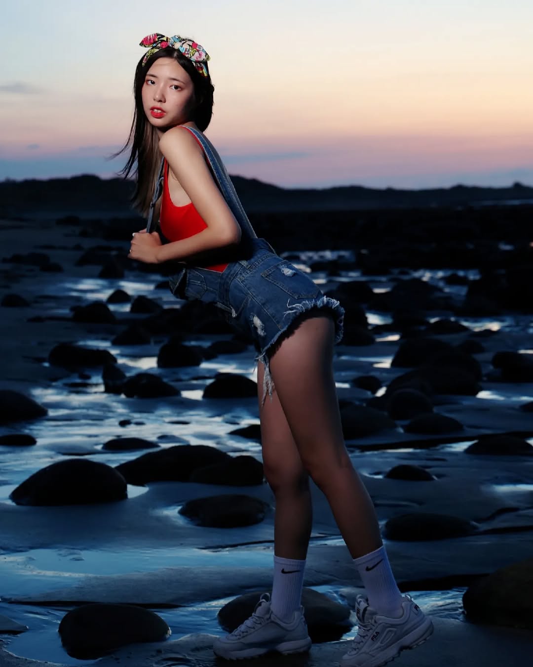 【正妹】溜溜海边放仙女棒美照，脸上带着恰到好处的淡笑！