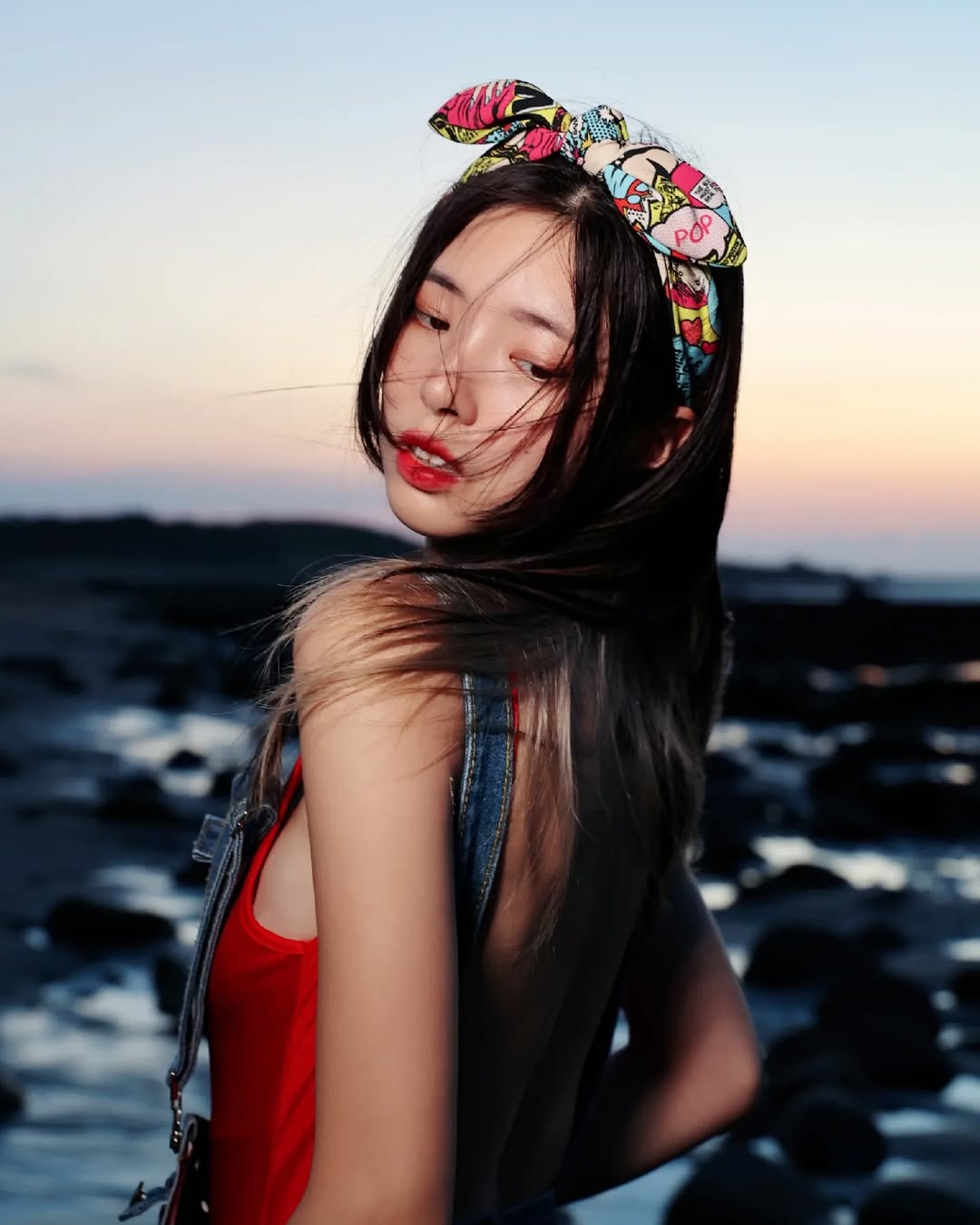 【正妹】溜溜海边放仙女棒美照，脸上带着恰到好处的淡笑！