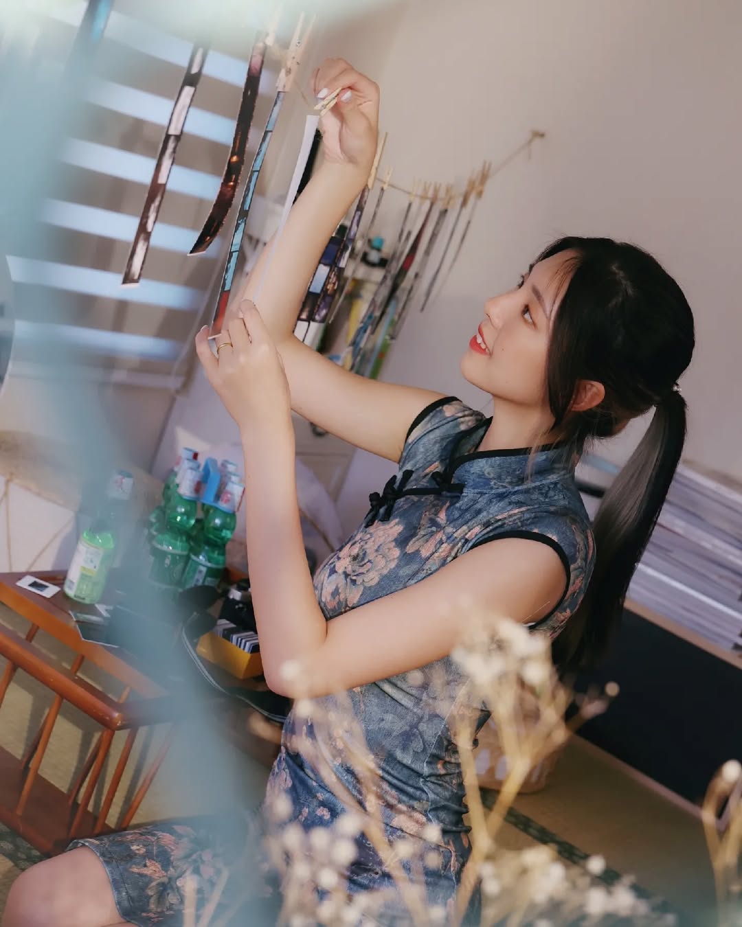 【正妹】溜溜旗袍满屋书香气写真，书香感染着周围的空气！