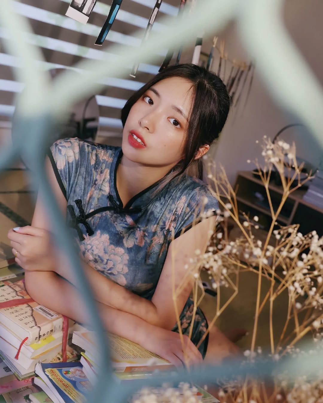 【正妹】溜溜旗袍满屋书香气写真，书香感染着周围的空气！