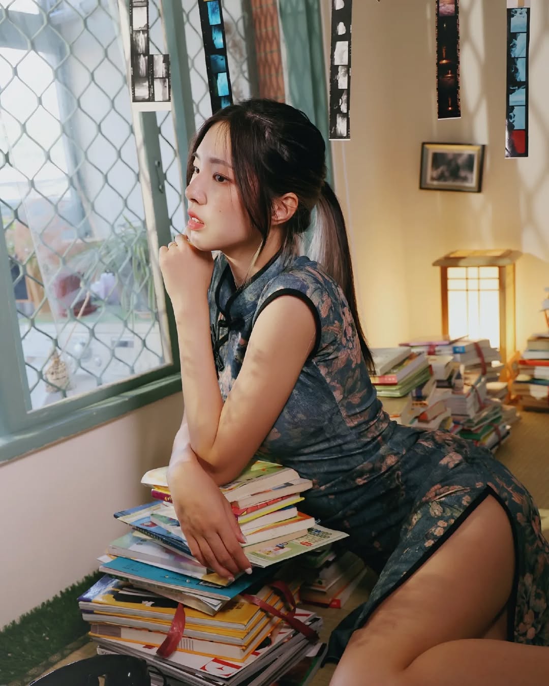 【正妹】溜溜旗袍满屋书香气写真，书香感染着周围的空气！