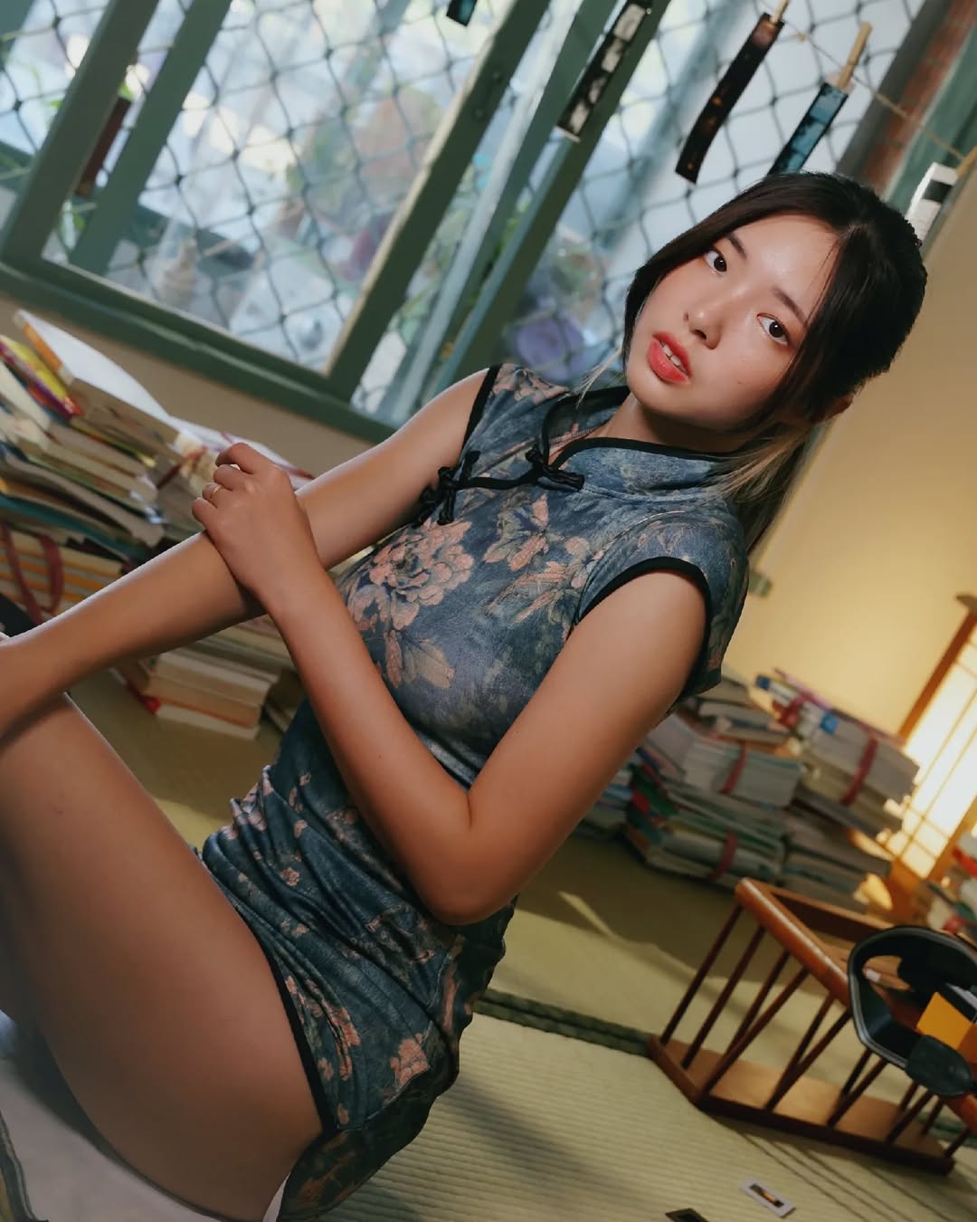 【正妹】溜溜旗袍满屋书香气写真，书香感染着周围的空气！