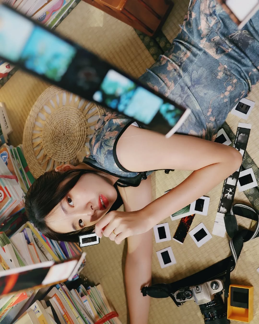 【正妹】溜溜旗袍满屋书香气写真，书香感染着周围的空气！