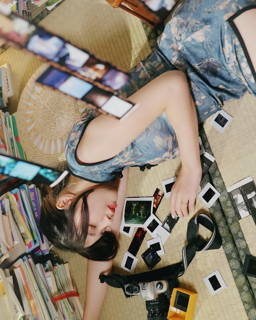 【正妹】溜溜旗袍满屋书香气写真，书香感染着周围的空气！