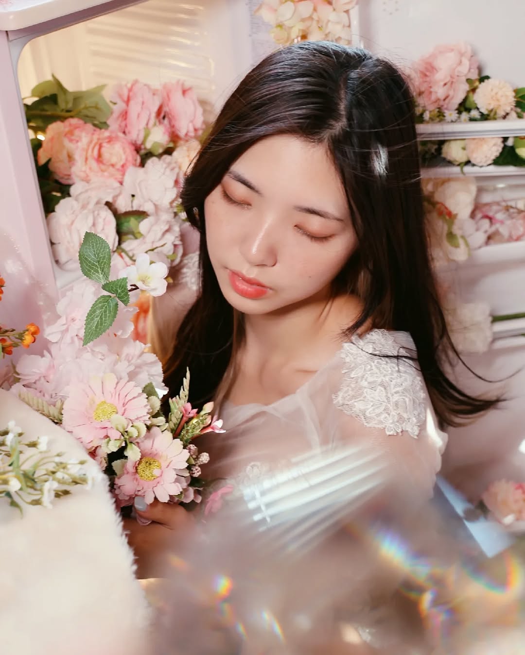 【正妹】溜溜蕾丝透视裙私房照，满满的花与女性柔美的结晶！