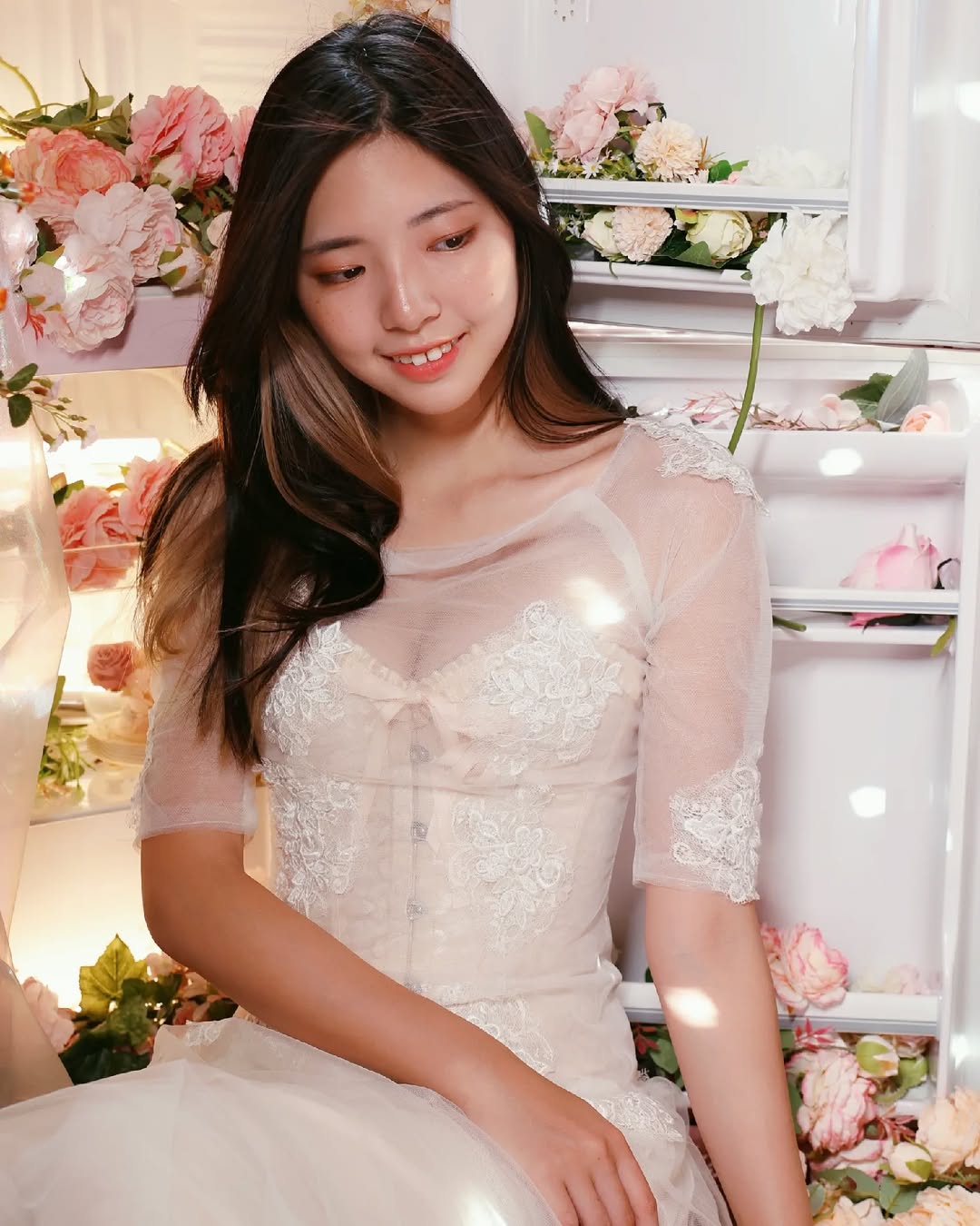 【正妹】溜溜蕾丝透视裙私房照，满满的花与女性柔美的结晶！