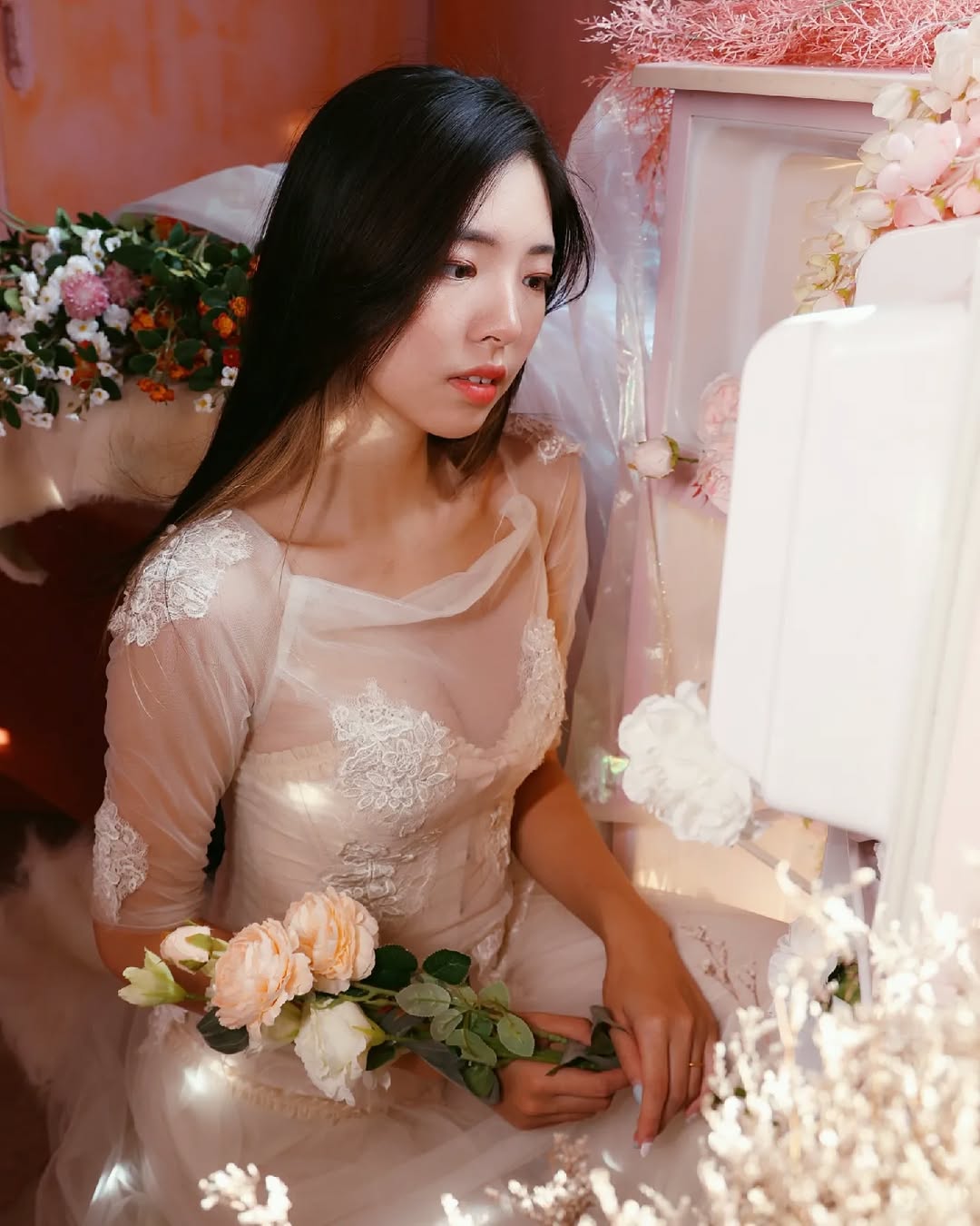 【正妹】溜溜蕾丝透视裙私房照,满满的花与女性柔美的结晶!